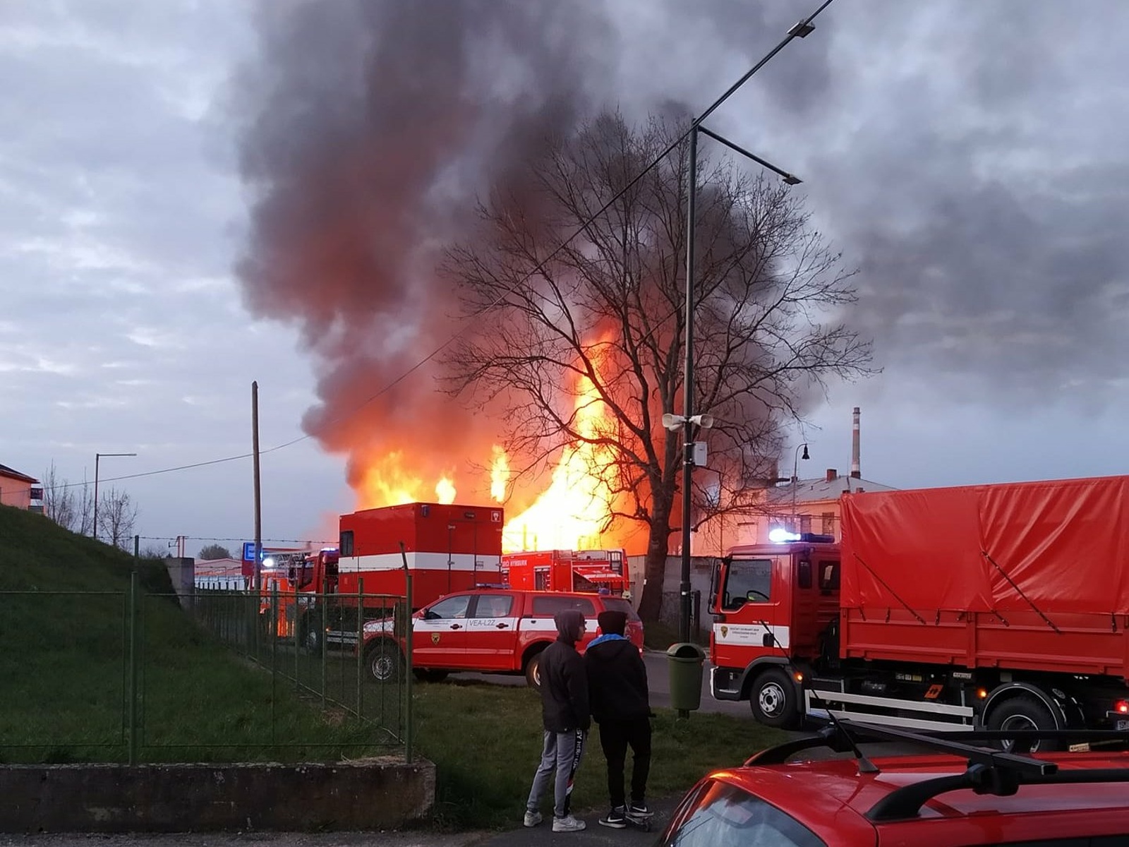 Hasiči: Halu na sídlišti v Nymburce někdo úmyslně zapálil. Požár ji zcela  zničil - Nymburský deník