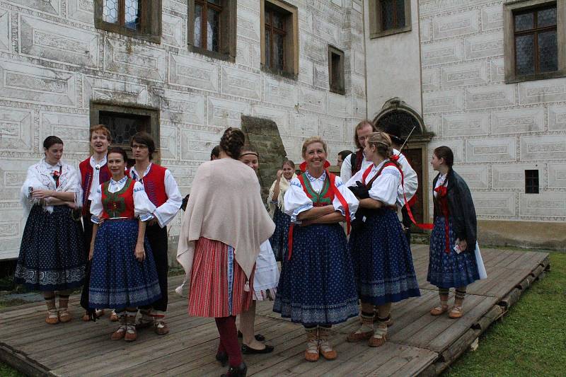 Dožínkovou slavnost V zámku a v podzámčí uspořádalo Polabské muzeum společně s obcí Přerov nad Labem a majitelem zámku Českým rozhlasem už tradičně ve skanzenu a přilehlém zámku.