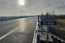 Nový most a opravená část silnice číslo 32 u Činěvsi.