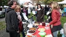 Na podzimní Restaurant Day přišly k zimnímu stadionu stovky lidí.