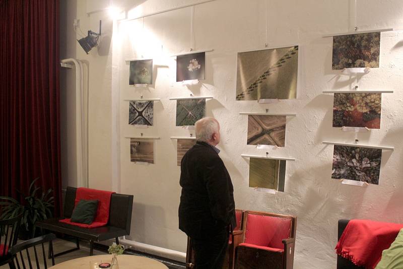 Z vernisáže výstavy fotografií Marka Velechovského 'Pohledem ptáků' ve foyeru kina Sokol v Nymburce.