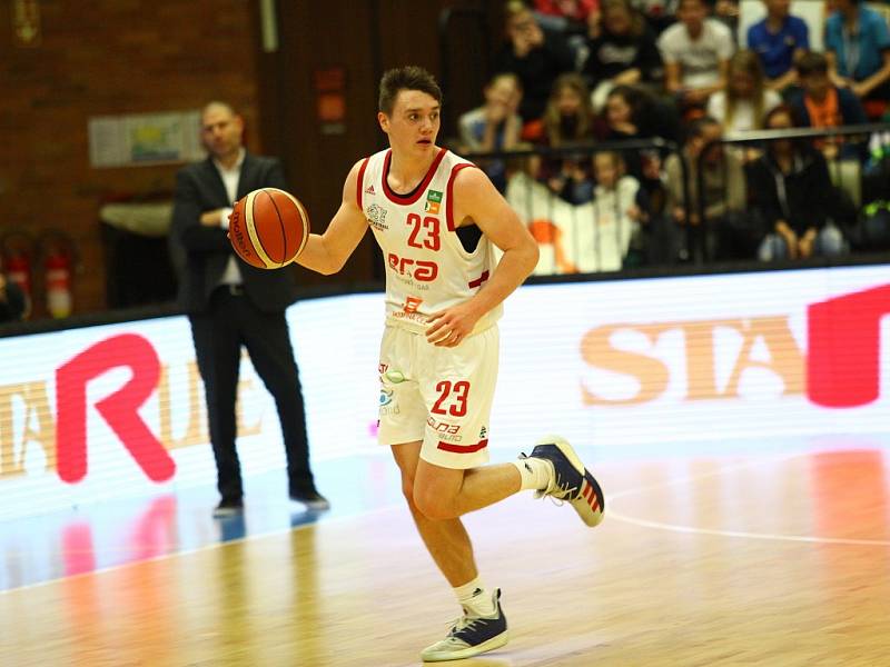 Basketbalisté Nymburka (v bílém) ve 14. kole Kooperativa NBL přehráli Kolín 114:7.