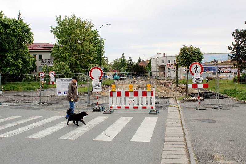 Práce na stavbě druhého kruhového objezdu už 10 dnů stojí.