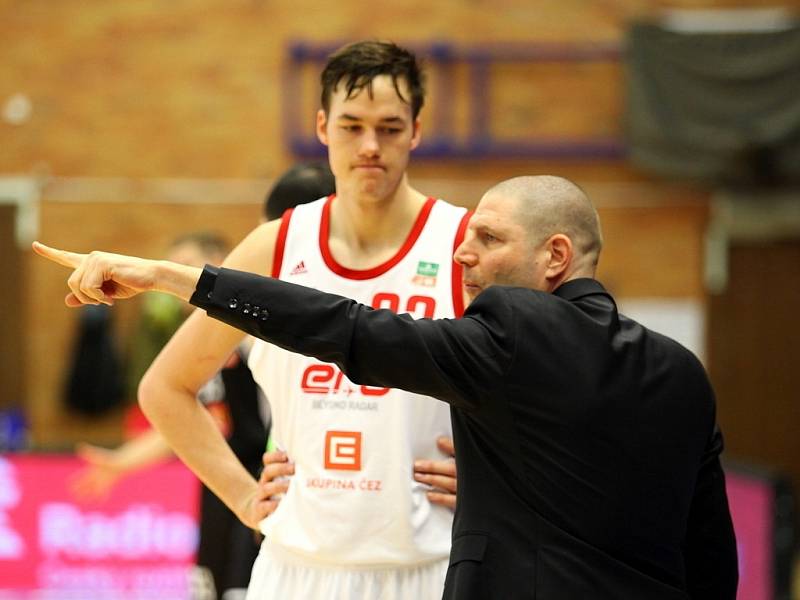 Z basketbalového utkání Final 8 Českého poháru Nymburk - Hradec Králové (103:64)