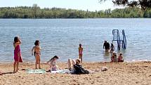 Poděbradské Jezero se letos poprvé alespoň částečně zaplnilo návštěvníky.