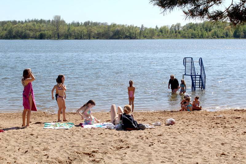 Poděbradské Jezero se letos poprvé alespoň částečně zaplnilo návštěvníky.