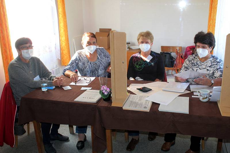 Na návsi v Beruničkách stojí malý zateplený domeček a všechny čtyři členky volební komise září spokojeností.