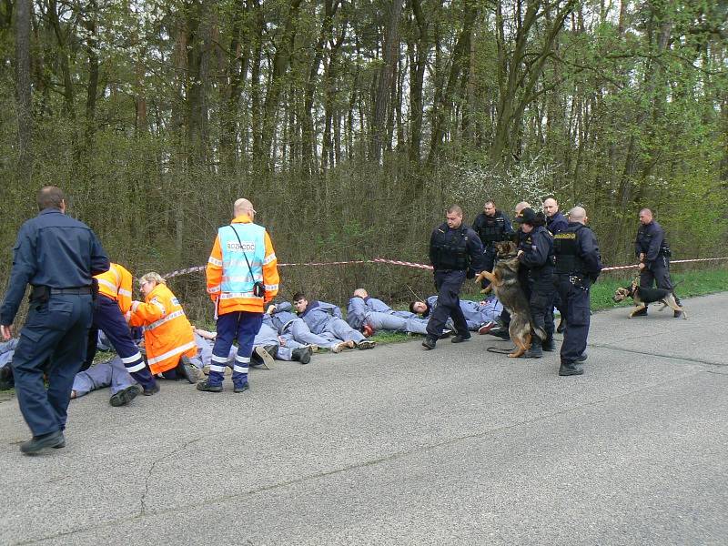 Cvičení simulující nehodu autobusu převážejícího vězně