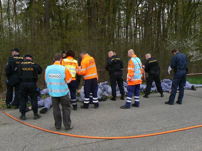 Cvičení simulující nehodu autobusu převážejícího vězně