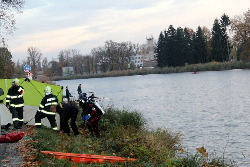 U nálezu mrtvého těla v Labi zasahovali kriminalisté, hasiči a potapěči i v listopadu roku 2018. V řece u Vesláku našli kolemjdoucí mrtvou ženu.