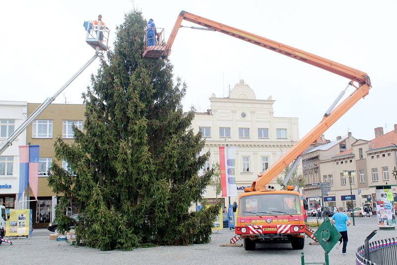 Ačkoliv oficiální rozsvícení vánočního stromu se uskuteční až nadcházející neděli, už nyní dostal první slavnostní výzdobu.