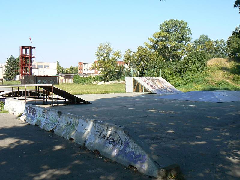 Stávající stav skateparku a sousedního asfaltového hřiště Na Hasičárně.