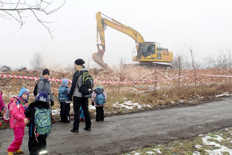 Demolice poslední ruiny armádního objektu v sousedství nejstarší části rezervace divokých koní v Milovicích.