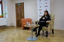 Středočeská hejtmanka Jaroslava Pokorná Jermanová na tiskové konferenci v poděbradské městské knihovně, kde měla 20. listopadu kancelář.