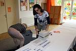 Krátce po poledni začaly předsedkyně volební komise a zapisovatelka připravovat volební místnost ve vile Tortuga na nymburském Zálabí.