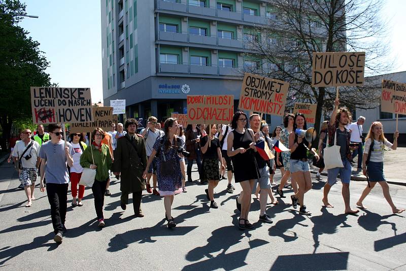 Protesty v Nymburce při jednání sjezdu komunistů a maškarní průvod.