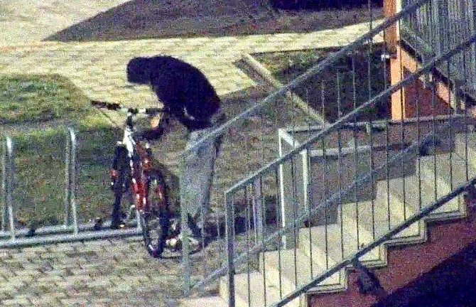 Díky kamerám byl pokus o krádež kola odhalen okamžitě.