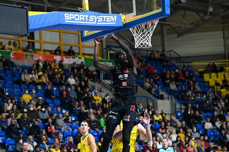 Z basketbalového utkání Kooperativa NBL Opava - Nymburk (100:98)