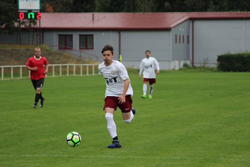 OBRAT. Rezerva poděbradské Bohemie (v bílém) prohrávala dvakrát o dvě branky, nakonec Opočnici porazila 4:3.