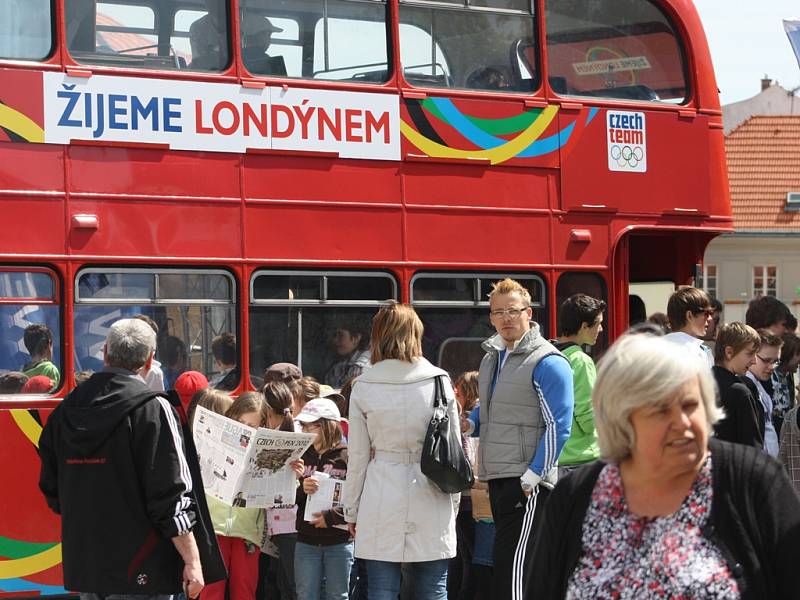 Londýnský doubledecker připomněl olympiádu také na poděbradském Jiřího náměstí.