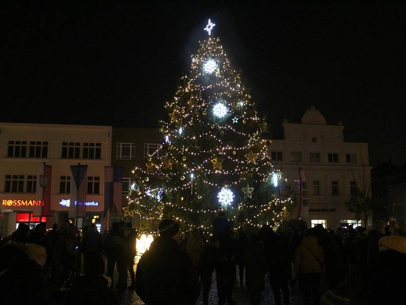 Z rozsvícení vánočního stromu nymburském náměstí v neděli 28. listopadu 2021.