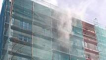 Z požáru bytového domu v Milovicích 26. dubna 2022.