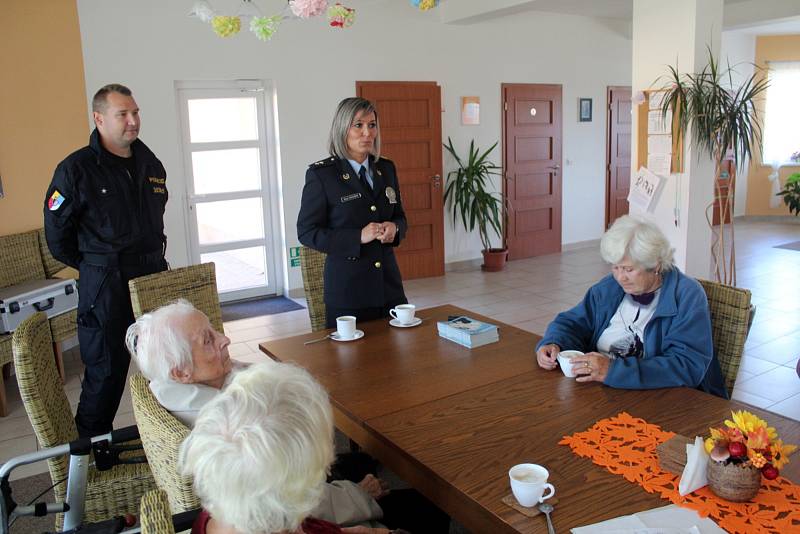 V Parku seniorů v Sokolči si povídali s obyvateli policisté.