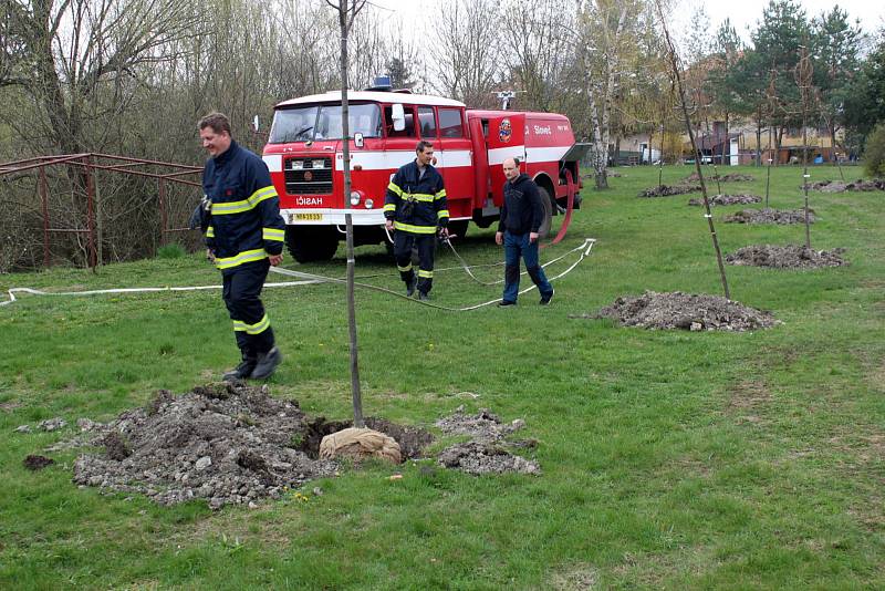 Ve Slovči sázeli lípy, které ponesou jména místních dětí.