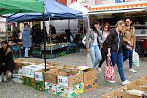 Sazenice okrasných květin, ale také rajčat, kedlubnů a další zeleniny. To je aktuálně nejčastější sortiment na pravidelných farmářských trzích, které se konají v centru Nymburka každý čtvrtek.