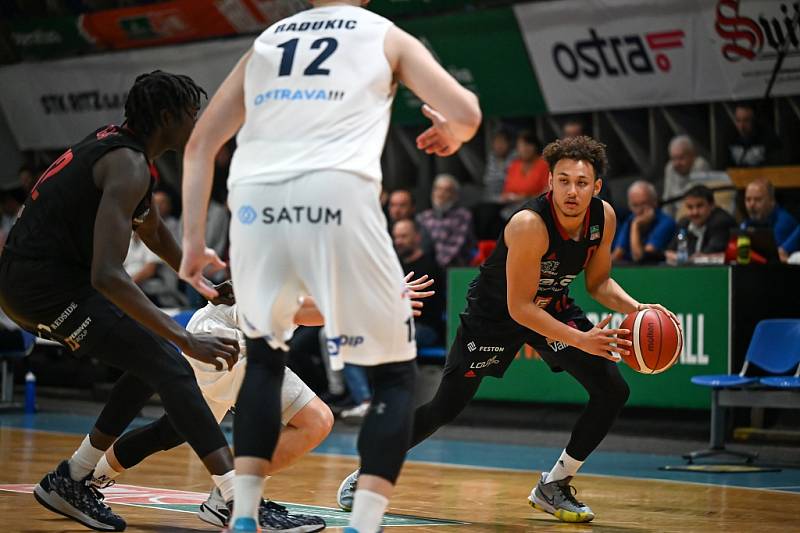 Z basketbalového utkání Kooperativa NBL Ostrava - Nymburk (75:101)