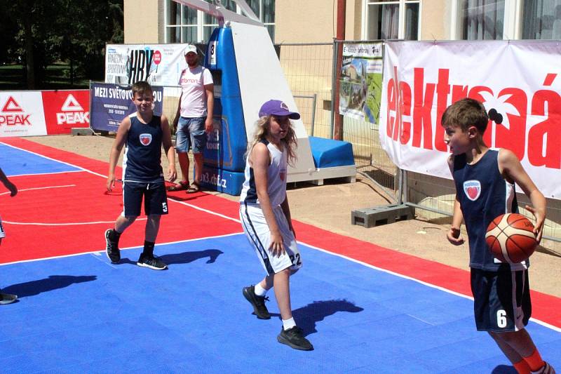 Mezinárodní turnaj v basketu tři na tři se hrál na poděbradské kolonádě.