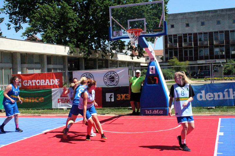 Mezinárodní turnaj v basketu tři na tři se hrál na poděbradské kolonádě.