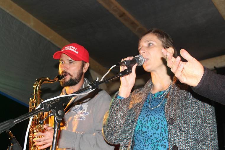 Jako open air se uskutečnilo setkání poděbradských muzikantů na jedné z loděnic.