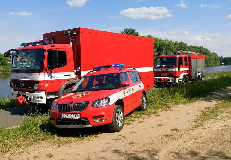 Hasiči vyráželi k topícímu se muži v jezeře Mezi Mosty u Čelákovic.