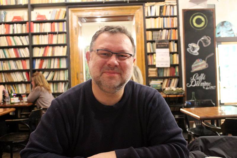 Jaroslav Kmenta, investigativní novinář a spoluautor námětu a scénáře k dokumentárnímu seriálu Polosvět.