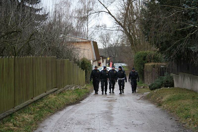 Hasiči, strážníci a policisté hledali před časem otrávené návnady v chatové oblasti Řehačka u Lysé nad Labem.