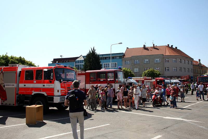 Hasiči v Sadské oficiálně dostali nové zásahové vozidlo.