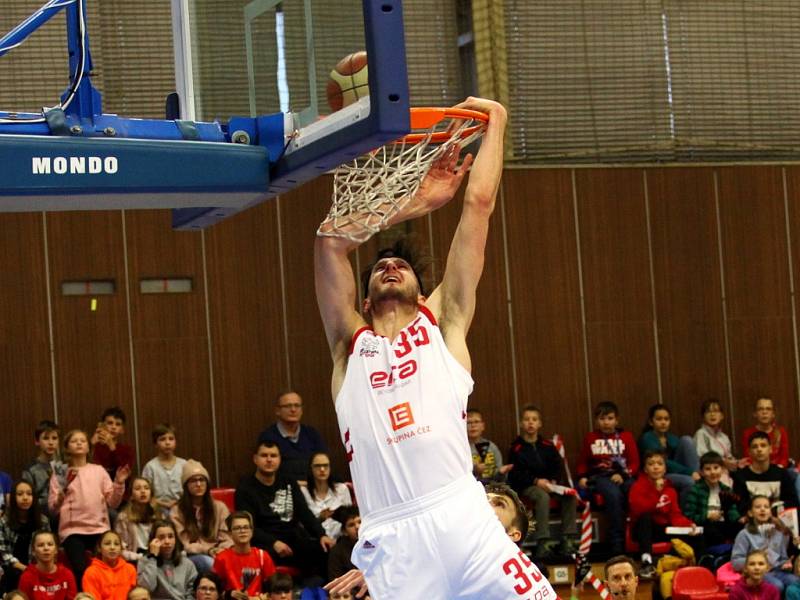 Basketbalisté Nymburka (v bílém) ve 14. kole Kooperativa NBL přehráli Kolín 114:7.