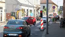Průjezd centrem Poděbrad je v dopravní špičce často otázkou pomalého popojíždění a nyní i čekání na semaforu.