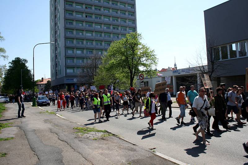 Protesty v Nymburce při jednání sjezdu komunistů a maškarní průvod.