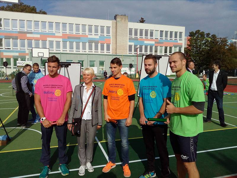 Otevření sportovního hřiště se zúčastnil i mistr světa v kanoistice Martin Fuksa.