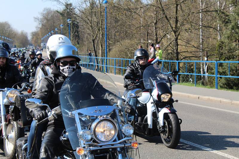 Zřejmě rekordní účast má letošní motorkářský sraz v Poděbradech, který každoročně na zahájení sezony pořádá Harley-Davidson Club Praha. Tentokrát se stroje nevešly na náměstí a kolonádu, takže pořadatelé je museli odklonit na náměstí T.G.M. a do všech při