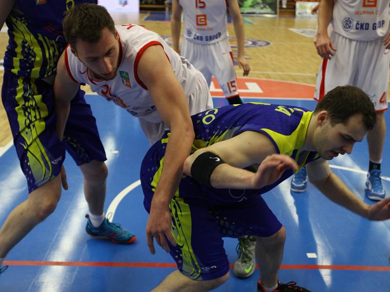 Z basketbalového semifinále NBL Nymburk - Opava (77:66)