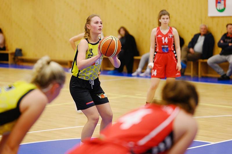 Z basketbalového utkání celostátní ligy juniorek Sadská - Brandýs nad Labem (65:60)