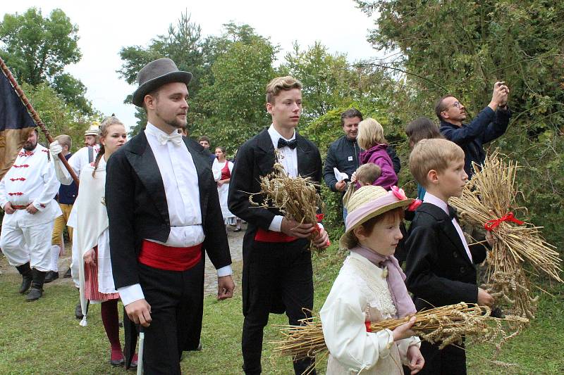 Dožínkovou slavnost V zámku a v podzámčí uspořádalo Polabské muzeum společně s obcí Přerov nad Labem a majitelem zámku Českým rozhlasem už tradičně ve skanzenu a přilehlém zámku.