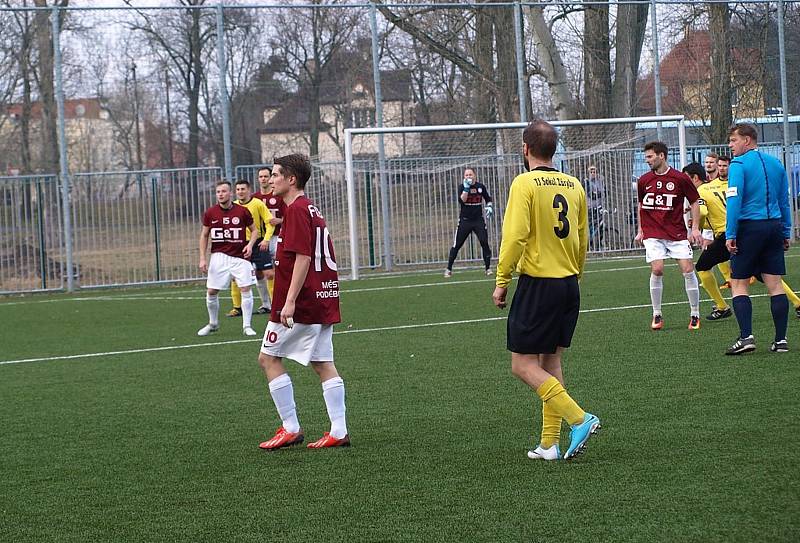 Fotbalisté Bohemie Poděbrady prolomili prokletí. Až na čtvrtý pokus dokázali porazit Záryby. Na své umělé trávě je zdolali 3:1.