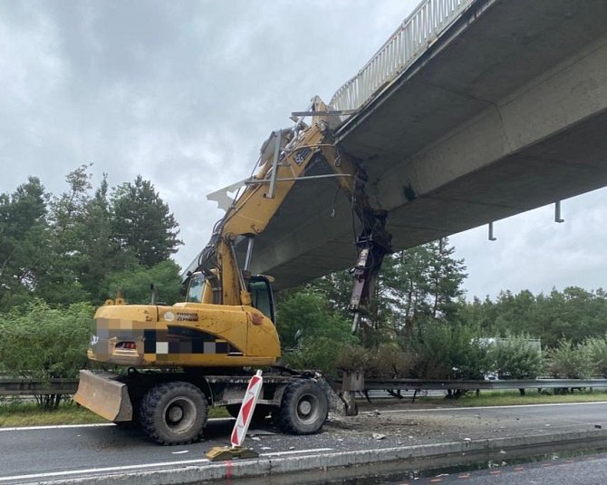 Dopravní nehoda, při které bagr narazil do mostní konstrukce nad dálnicí D11 u Kostelní Lhoty.
