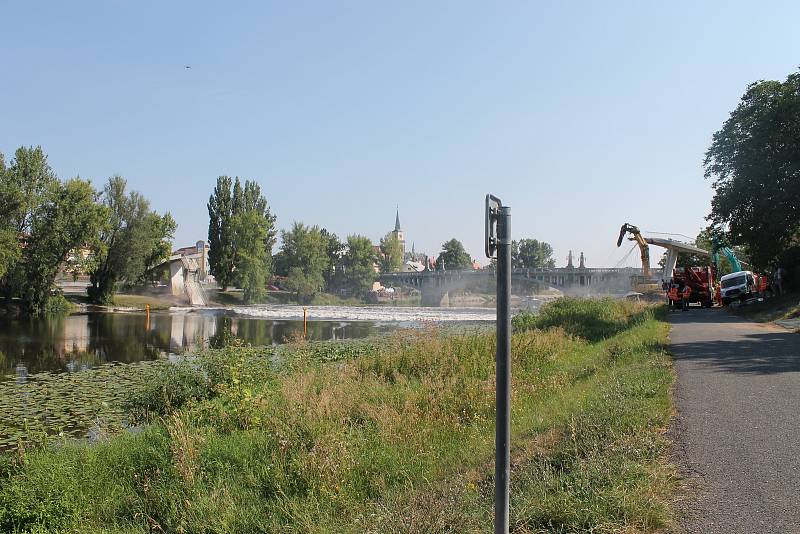 Lávka se dožila 33 let. V pátek 3. srpna skončila v řece.