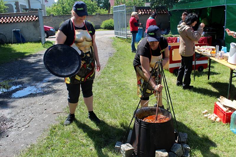 Už se dá mluvit o tradici. Po sedmé se sešly týmy z různých spolků, organizací, ale také jenom partičky přátel, aby se na zahradě kulturního domu v Městci Králové utkaly ve vaření guláše.