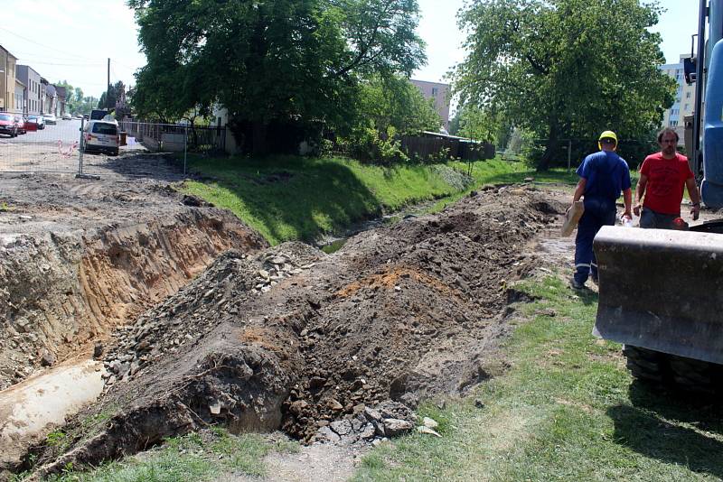 Mostek, který spojoval Brigádnickou ulici se sídlištěm a stál nad potokem Liduška, už neexistuje.